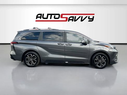Used 2025 Toyota Sienna Platinum AWD/4WD image 8