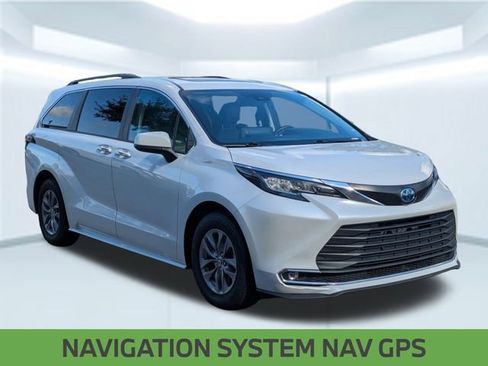 Used 2023 Toyota Sienna XLE image 7