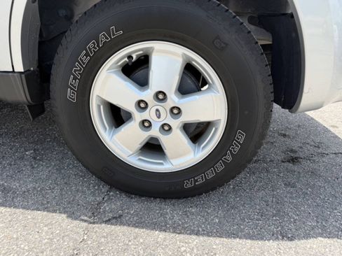 Used 2010 Ford Escape XLS AWD/4WD image 20