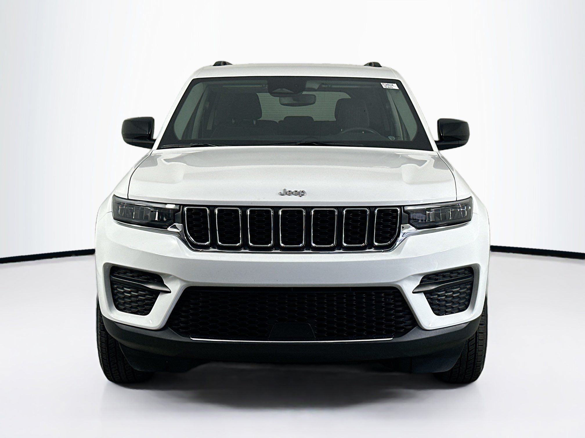 Used 2023 Jeep Grand Cherokee Laredo AWD/4WD image 2