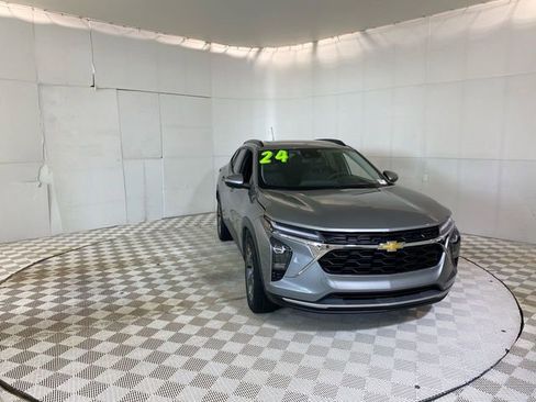 Used 2024 Chevrolet Trax LT w/ Sunroof Package FWD image 1