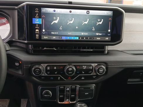 Used 2025 Jeep Wrangler Sahara image 37