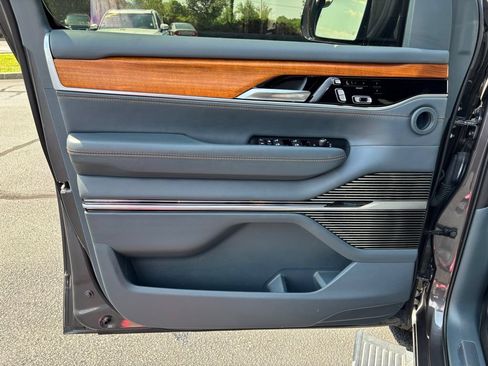 Used 2022 Jeep Grand Wagoneer Series II w/ Convenience Group III AWD/4WD image 13