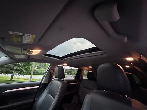 Used 2019 Toyota Highlander XLE AWD/4WD image 13