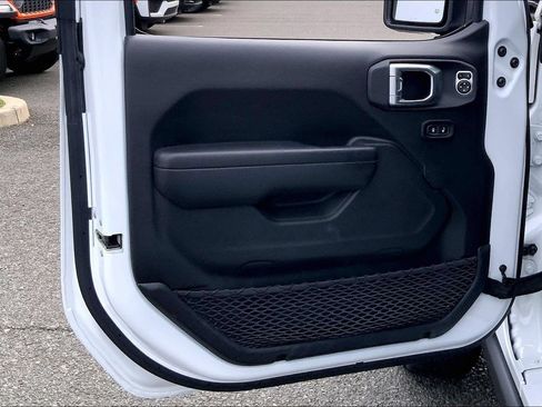 Used 2023 Jeep Gladiator Sport AWD/4WD image 19
