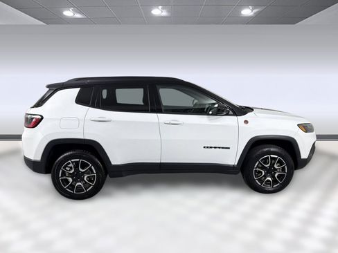 Used 2024 Jeep Compass Trailhawk AWD/4WD image 8