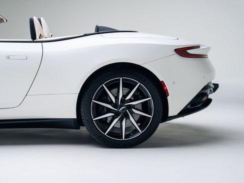 Used 2020 Aston Martin DB11 Volante image 15