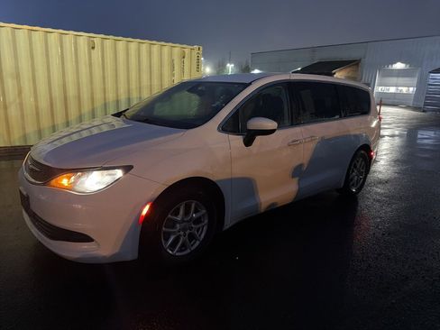 Used 2017 Chrysler Pacifica Touring image 4