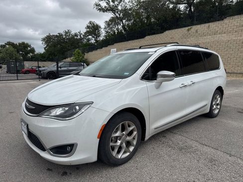 Used 2020 Chrysler Pacifica Limited FWD image 2