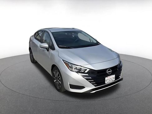 Used 2025 Nissan Versa SV image 3