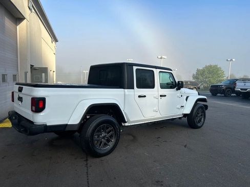 Used 2024 Jeep Gladiator Sport AWD/4WD image 6
