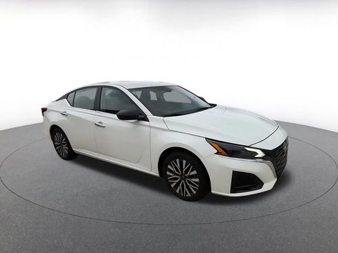 Used 2025 Nissan Altima 2.5 SV FWD image 2