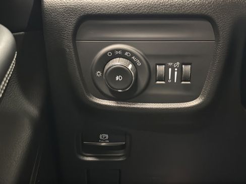 Used 2023 Jeep Grand Cherokee Limited w/ Luxury Tech Group II AWD/4WD image 30