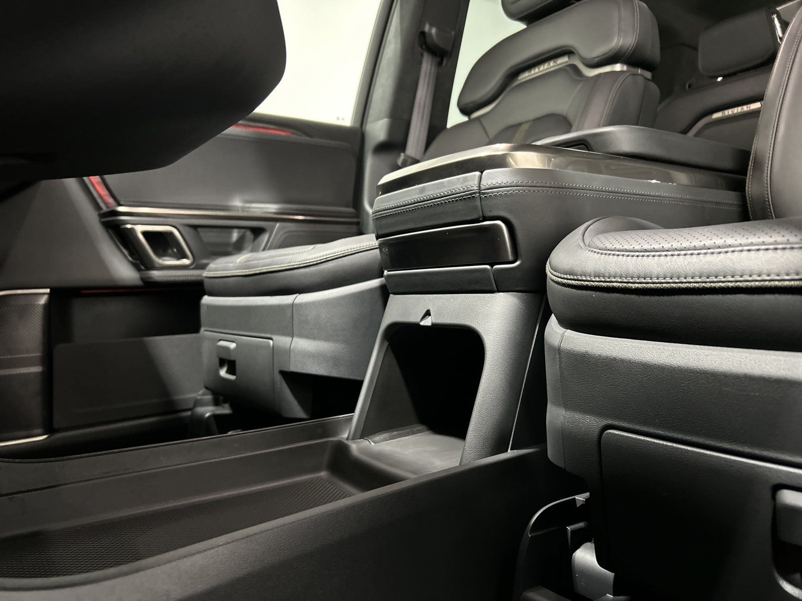 Used 2022 Rivian R1S Launch Edition Quad AWD/4WD image 32