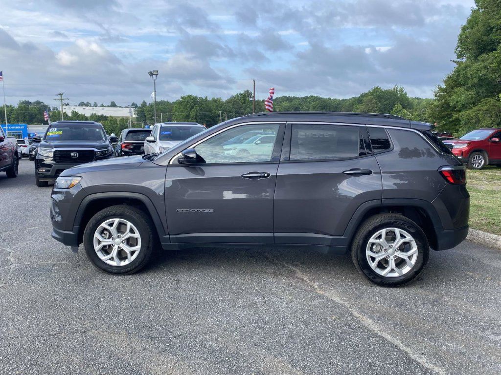 Used 2024 Jeep Compass Latitude AWD/4WD image 2