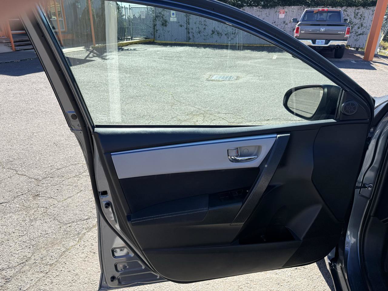 Used 2015 Toyota Corolla LE FWD image 18