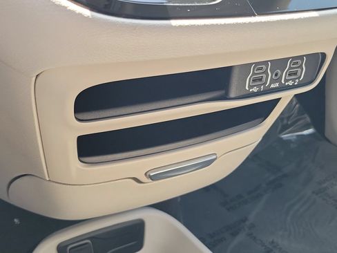 Used 2023 Chrysler Pacifica Touring-L FWD image 28