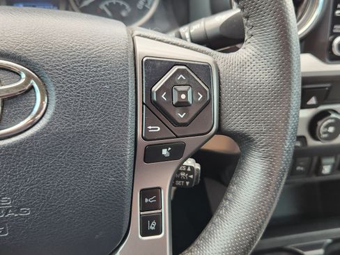 Used 2020 Toyota Tacoma SR5 AWD/4WD image 16