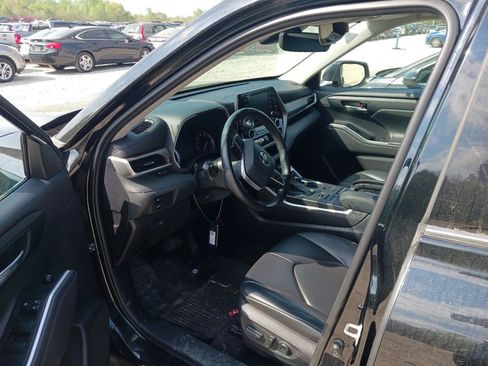 Used 2021 Toyota Highlander XLE image 4