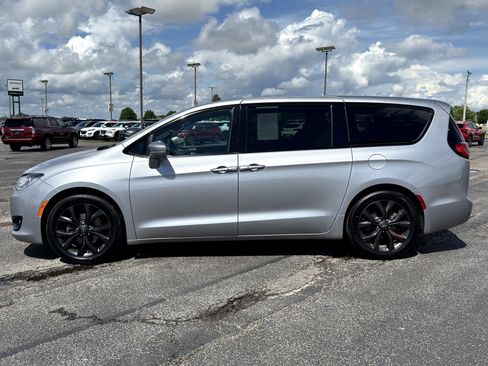Used 2018 Chrysler Pacifica Touring Plus w/ S Appearance Package FWD image 6
