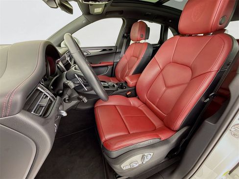 Certified 2025 Porsche Macan image 5