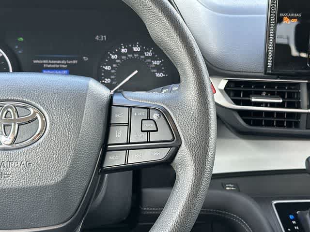 Used 2025 Toyota Sienna LE AWD/4WD image 9