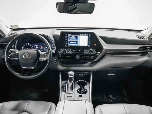 Certified 2020 Toyota Highlander XLE image 12