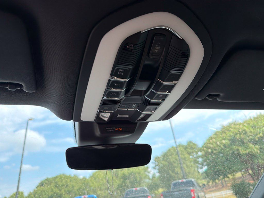 Used 2024 Porsche Macan AWD/4WD image 9