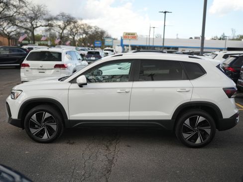 Used 2025 Volkswagen Taos SE w/ Panoramic Sunroof Package AWD/4WD image 10