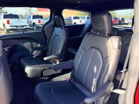 New 2026 Chrysler Pacifica Select image 9
