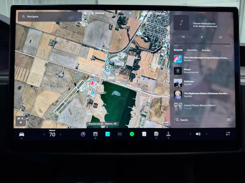 Used 2025 Tesla Model X image 25