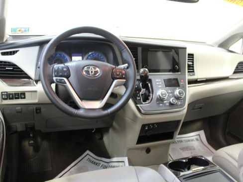 Used 2017 Toyota Sienna XLE w/ XLE Navigation Package AWD/4WD image 7