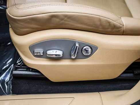 Certified 2025 Porsche Macan image 28