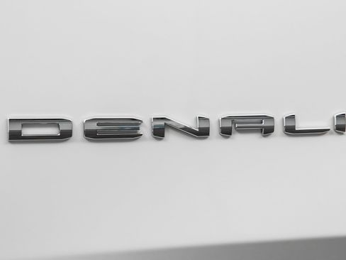 Used 2025 GMC Yukon Denali w/ Denali Reserve Package image 14