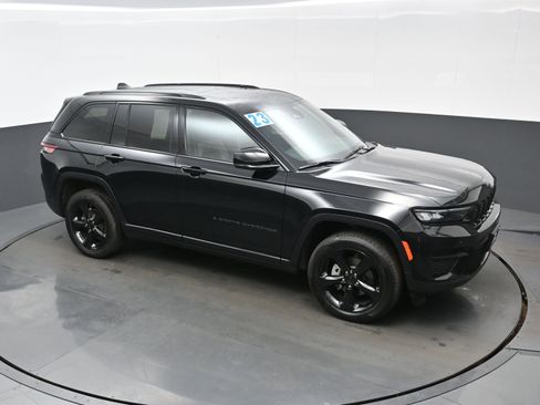 Used 2023 Jeep Grand Cherokee Altitude image 39