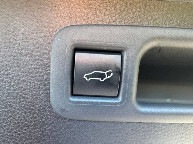 Used 2023 Toyota Highlander XLE FWD image 14