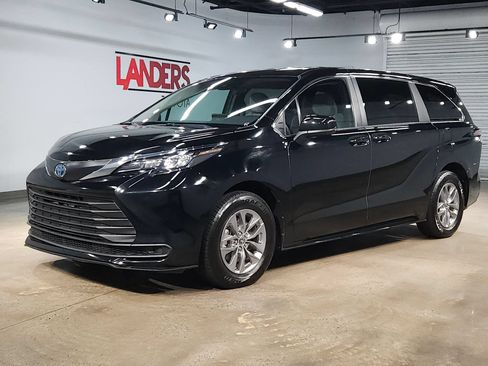 Used 2025 Toyota Sienna LE FWD image 3