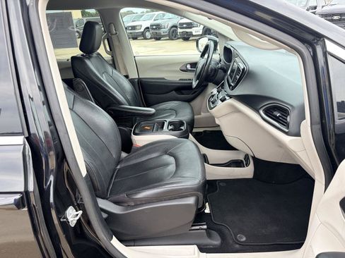 Used 2020 Chrysler Pacifica Touring-L FWD image 32