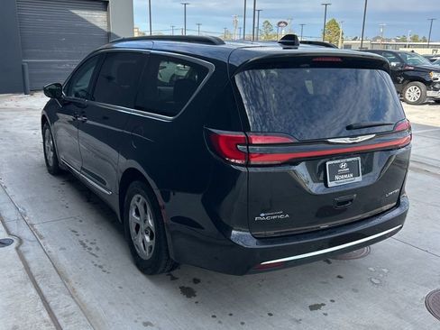 Used 2023 Chrysler Pacifica Limited image 5