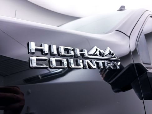 Used 2022 Chevrolet Silverado 2500 High Country AWD/4WD image 2