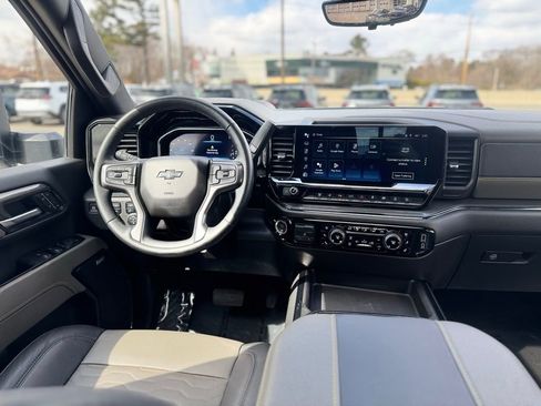 Used 2025 Chevrolet Silverado 2500 ZR2 w/ Technology Package image 12