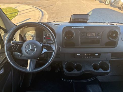 Used 2025 Mercedes-Benz Sprinter 2500 image 32