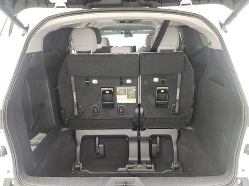 Used 2026 Toyota Sienna LE FWD image 9