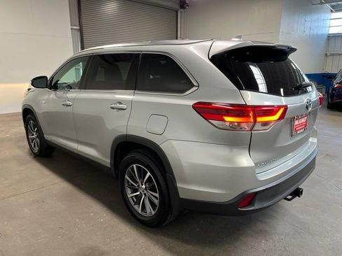 Used 2019 Toyota Highlander XLE AWD/4WD image 5