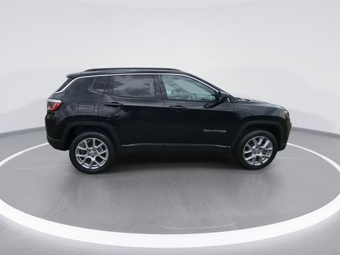 Certified 2023 Jeep Compass Latitude image 9