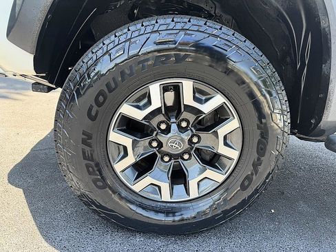 Used 2016 Toyota Tacoma TRD Off-Road w/ Premium & Technology Package AWD/4WD image 8