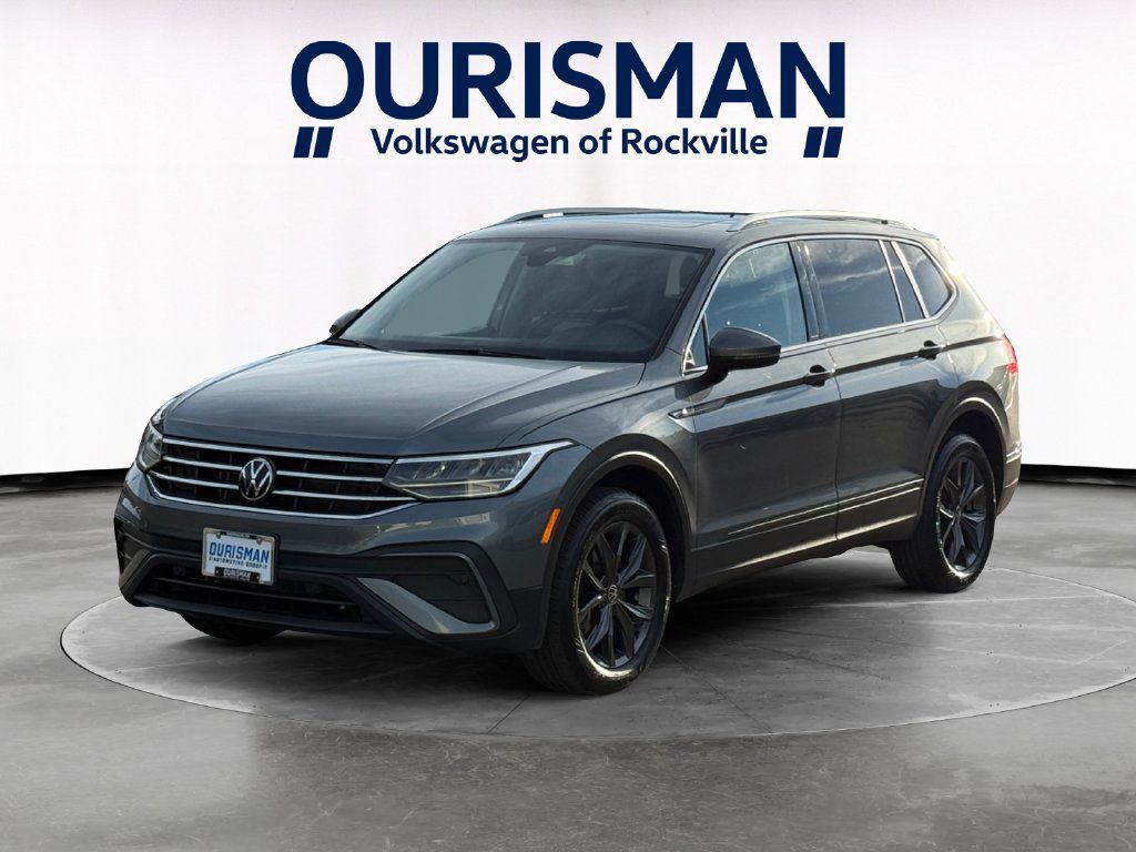 Used 2023 Volkswagen Tiguan SE w/ Panoramic Sunroof Package AWD/4WD image 2