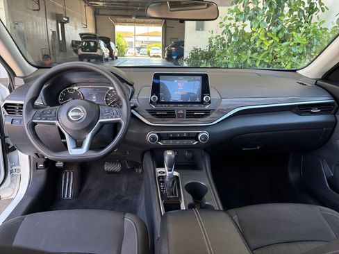 Used 2025 Nissan Altima 2.5 SV FWD image 34