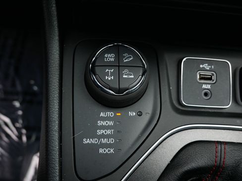 Used 2022 Jeep Cherokee Trailhawk w/ Comfort/Convenience Group AWD/4WD image 30