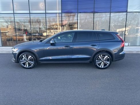 Used 2025 Volvo V60 B5 Cross Country Plus image 2